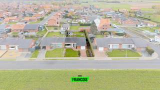 Deze instapklare bungalow te koop in Dikkebus biedt een uitzonderlijk wooncomfort op het gelijkvloers, gecombineerd met een rustige ligging nabij het centrum. Met een bewoonbare oppervlakte van 133 m², drie slaapkamers en een zuidgerichte tuin vormt deze woning de ideale match voor wie op zoek is naar een aangename gezinswoonst met potentieel.<br /><br />Binnenin wacht een praktische indeling die meteen uitnodigt tot ontspannen wonen. De lichtrijke leefruimte geniet van een mooi open zicht, terwijl de keuken en naastliggende ruimtes een vlotte circulatie doorheen de eigendom mogelijk maken. Dankzij het gelijkvloerse karakter is dit huis bijzonder toegankelijk en comfortabel in gebruik. De drie slaapkamers zorgen voor voldoende ruimte voor het hele gezin, en de badkamer biedt alle basiscomfort. Hoewel de woning licht op te frissen is, beschikt ze over een solide structuur en een EPC-label D, wat de ideale basis vormt voor wie graag naar eigen smaak verder wil moderniseren.<br /><br />Buiten geniet je van een gezellige zuid gerichte tuin die perfect is voor zonnige dagen, en dankzij de garage en ruime oprit is parkeren geen enkel probleem. De ligging in Dikkebus, op korte afstand van Ieper, biedt zowel rust als een vlotte bereikbaarheid.<br /><br />Wil je deze ruime woning in Dikkebus zelf ontdekken? Neem contact op met Immo Francois voor een bezoek.<br /><br />Woning verkopen in Ieper? Vraag je gratis schatting aan bij Immo Francois, jouw lokale makelaar.<br /><br />