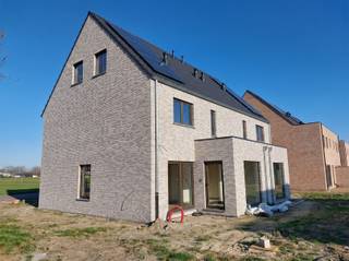 <p><span>Nieuwbouwproject: Twee BEN20-woningen nabij de jachthaven van het Kanaal naar Beverlo.</span></p><p><span> </span></p><p><span>Ontdek dit prachtige nieuwbouwproject bestaande uit twee energiezuinige BEN20-woningen, ideaal gelegen in een rustige, aangename en veilige omgeving, vlak bij de jachthaven van het Kanaal naar Beverlo.</span></p><p><span>Een perfecte locatie voor wie houdt van landelijk wonen met toch alle voorzieningen binnen handbereik. Op slechts enkele minuten bevindt u zich in het gezellige centrum van Leopoldsburg, met winkels, scholen en horeca.</span></p><p><span>De woningen worden opgetrokken op een zuid-oost gerichte bouwgrond van 550 m², geschikt voor halfopen bebouwing — wat zorgt voor een optimale lichtinval en een mooi uitzicht op de tuin.</span></p><p><span> </span></p><p><span>Indeling</span></p><p><span>Gelijkvloers:</span></p><p><span>Inkomhal met apart toilet</span></p><p><span>Ruime, lichtrijke leefruimte</span></p><p><span>Open keuken met zicht op de tuin</span></p><p><span>Praktische berging/wasplaats</span></p><p><span> </span></p><p><span>Verdieping:</span></p><p><span>2 ruime slaapkamers</span></p><p><span>Dressing</span></p><p><span>Badkamer met inloopdouche, dubbele lavabo en toilet</span></p><p><span>Overloop met vaste trap naar de tweede verdieping</span></p><p><span>Zolderverdieping:  Mogelijkheid tot een derde ruime slaapkamer of hobbyruimte</span></p><p><span> </span></p><p><span>De woning is voorzien van vloerverwarming op aardgas op het gelijkvloers en in de badkamer. </span></p><p><span>In de badkamer is bovendien een aansluiting voorzien voor een elektrische handdoekdroger als extra bijverwarming.</span></p><p><span> </span></p><p><span>Dankzij het BEN20-label geniet u van een lage energiekost en voldoet de woning aan de strengste normen voor energie-efficiëntie en comfort.</span></p><p><span> </span></p><p><span> </span></p><p><span> </span></p><p><span> </span></p><p><span> </span></p>