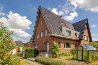 Maison familiale durable entièrement rénovée avec grand jardin dans un quartier calme Une vie élégante et confortable dans un quartier calme et...