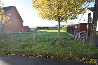 In een rustige straat en woonwijk gelegen bouwgrond (LOT C) voor een half-open woning met een perceelsoppervlakte van 06 are 76 ca...