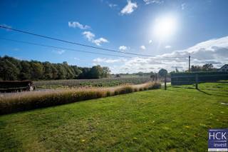 BEZOEKMOMENT 11/04 OP AFSPRAAKDe liggingDeze magnifiek gelegen eigendom, situeert zich in een uiterst rustig straatje, in het landelijke Kruishoutem...