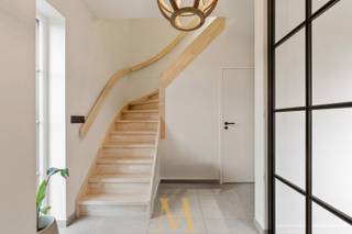 Deze subliem afgewerkte woning, gelegen in een rustige en kindvriendelijke omgeving, werd in 2018 nagenoeg volledig herbouwd en biedt het comfort...