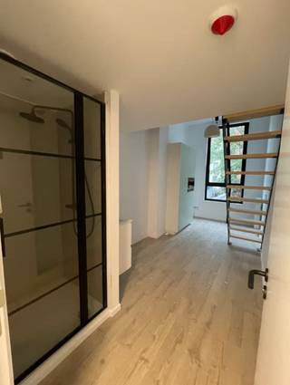 <p>Cette chambre prête à emménager située au Onze-Lievevrouwstraat 50 est idéale pour toute personne recherchant le calme tout en restant à proximité de la vie urbaine. Située à seulement 350 mètres du Jardin botanique, elle se trouve à distance de marche des bâtiments universitaires, des commerces, des transports en commun et du centre-ville.</p>
<p>La chambre est entièrement meublée et équipée d’un bureau avec chaise de bureau, d’armoires encastrées offrant un vaste espace de rangement, d’un réfrigérateur avec compartiment congélateur, d’un micro-ondes, d’une salle de bains privative avec douche et toilettes, ainsi que d’un lit. Les résidents peuvent également profiter des espaces communs, notamment d’une grande cuisine commune.</p>
<p>Grâce à son emplacement calme dans un immeuble bien entretenu, cette chambre offre un cadre agréable pour étudier et vivre. Le loyer s’élève à 655 € par mois, avec une provision mensuelle de 140 € couvrant l’eau, l’électricité, le gaz, l’internet, le nettoyage des parties communes et les autres frais généraux.</p>
<p>Cette chambre allie confort, intimité et excellente situation au cœur de Louvain.</p>
<p>Pour plus d’informations : +32 16 23 21 45 ou par e-mail à info@bvm-vastgoed.be.</p>
<p>Actuellement, 3 chambres étudiantes sont disponibles dans cet immeuble !</p>