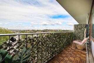 UCCLE, idéalement situé à deux pas des commerces, des transports (tram/bus), des écoles et des parcs, cet appartement lumineux de ± 80 m² au 8e...