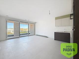 Ruim nieuwbouw éénslaapkamerappartement met terras en zicht op de binnentuin<br /><br />Op de eerste verdieping bevindt zich dit instapklaar appartement, dat comfort en ruimte perfect combineert. <br /><br />De moderne keuken is volledig uitgerust en sluit naadloos aan op de leefruimte. De strakke afwerking en praktische indeling maken het een bijzonder aangename plek om te koken.<br /><br />Het appartement beschikt over een ruime slaapkamer met voldoende plaats voor een dubbel bed en kasten. De badkamer is hedendaags ingericht met een comfortabele inloopdouche en lavabo.<br /><br />Daarnaast zijn er twee aparte bergingen voorzien, wat zorgt voor extra opbergruimte. Een private staanplaats is inbegrepen, wat een grote troef is op vlak van comfort en bereikbaarheid.<br /><br />Indeling: 1°V: inkomhal - berging - apart toilet - badkamer met inloopdouche en lavabo - slaapkamer - berging - grote leefruimte met keuken - terras<br /><br />-1°V: gemeenschappelijke fietsenberging, private staanplaats<br /><br />Huurprijs: €925/maand<br />Staanplaats: €50/maand<br />Gem. kosten (provisie): €75/maand<br />Beschikbaar: vanaf oplevering (binnenkort)<br /><br />📩 Interesse? Vul het contactformulier in of mail naar josefien@immopadiva.be<br />📞 Telefonisch kunnen geen afspraken worden ingepland.