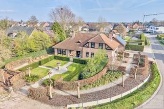 Luxueuze villa met ruime indeling op toplocatie in Pelt<br /><br />In een rustige en gegeerde straat in Pelt (3900) bevindt zich deze prachtig afgewerkte villa op een royaal perceel van 1.150 m². Met een bewoonbare oppervlakte van maar liefst 216 m² biedt deze woning een uitzonderlijk gevoel van ruimte, comfort en flexibiliteit.<br /><br />De woning beschikt over vier volwaardige slaapkamers en een aparte bureauruimte. Deze bureau kan perfect ingericht worden als extra slaapkamer, waardoor gelijkvloers wonen volledig mogelijk is. Op het gelijkvloers bevinden zich momenteel twee (slaap)kamers en een badkamer, ideaal voor wie levenslang wil wonen of een praktijkruimte wenst te combineren met wonen.<br /><br />De bovenverdieping omvat 4 ruime slaapkamers en een dressing waar eventueel nog een extra kamer van gemaakt kan worden. een ruime 2de badkamer is boven ook aanwezig , wat deze woning uitermate geschikt maakt voor grotere gezinnen.<br />De villa is luxueus afgewerkt met oog voor detail en kwalitatieve materialen ( smeg toestellen in de keuken ) .<br />Grote raampartijen zorgen voor veel natuurlijke lichtinval en versterken het open en ruimtelijk gevoel in de woning.<br /><br />Kortom, deze instapklare woning combineert rust, ruimte en luxe op een uitstekende locatie.<br /><br />Troeven:<br />Perceel van 1.150 m²<br />Bewoonbare oppervlakte van 216 m²<br />5 slaapkamers + bureau + dressing  (mogelijkheid tot 7 slaapkamers)<br />2 badkamers<br />Gelijkvloers wonen mogelijk<br />Luxueuze afwerking<br />Rustige ligging<br /><br />Interesse in deze unieke woning? Neem vandaag nog contact op voor een bezoek!