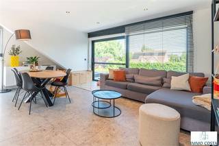 Ontdek deze instapklare halfopen bebouwing uit 2020, gelegen op een absolute toplocatie: rustig en met een prachtig uitzicht op het water én de...