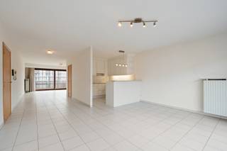 Heel ruim woonappartement met een schitterend zongericht terras. Geniet van een open ingerichte keuken, 2 grote slaapkamers en een badkamer...