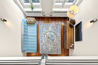 In het hart van Brussel, op een gegeerde locatie nabij de Grote Markt, bevindt zich deze charmante, volledig gemeubelde duplex van ongeveer 75 m². De woning combineert een praktische indeling met een gezellige uitstraling en vormt een ideale woonplek voor wie graag midden in het bruisende stadsleven verblijft.<br /><br />De duplex is verdeeld over twee niveaus en beschikt over een aangename leefruimte met voldoende plaats voor een zit- en eetgedeelte. De volledig ingerichte keuken sluit hier mooi bij aan en zorgt voor een praktische en gezellige leefomgeving.<br /><br />Het appartement is volledig gemeubeld en is bijgevolg meteen instapklaar. Dankzij de centrale ligging bevinden de Grote Markt, winkels, restaurants, cafés en tal van culturele bezienswaardigheden zich op wandelafstand. Ook het openbaar vervoer is vlot bereikbaar, waardoor u zich gemakkelijk door Brussel en omgeving kunt verplaatsen.<br /><br />Gemeenschappelijke lasten: €65/maand<br />Provisie water en verwarming: €150/maand