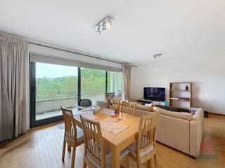 <strong>SINT-LAMBRECHTS-WOLUWE, </strong>Vlak bij het Woluwé Shopping Center en alle voorzieningen, in een rustige doodlopende straat: appartement met een woonoppervlakte van ± 90 m²:<br /><br /><strong><span>Op de 1e verdieping, ONGEMEUBILEERD</span> : </strong><br />
<ul>
<li>Hal met garderobe</li>
<li>Apart toilet</li>
<li>Woonkamer van ± 42 m² met toegang tot het terras van ± 12 m² op het ZUIDEN</li>
<li>Volledig uitgeruste keuken (oven, kookplaten, afzuigkap, koelkast, vriezer, vaatwasser, magnetron)</li>
<li>Wasruimte met wasmachine en droger</li>
<li>Slaapgedeelte</li>
<li>Slaapkamer 1 van ± 14 m² (4 x 3,4 m)</li>
<li>Slaapkamer 2 van ± 9 m² met ingebouwde kleedkamer (2,9 x 2,9 m)</li>
<li>Badkamer (bad/douche, wastafel, wc)</li>
</ul>
Kelder nr. A13<br /><br />Verplichte overdekte parkeerplaats nr. 22 voor € 100 extra per maand VERPLICHT <br /><br /><span>Voorziening voor servicekosten</span> : € 80/maand (gemeenschappelijk)