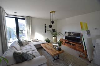 Moderne woning met volgende eigenschappen:<br />° koel gelegen slaapkamers<br />° moderne afwerking<br />° parkeergelegenheid achter de woning<br />° bouwjaar 2020<br />° witte binnendeuren met zwarte klinken<br /><br />INDELING:<br /><br />° Niveau 0:<br />Inkomhal met vestiaireruimte - gastentoilet - 3 slaapkamers - badkamer - wasplaats<br /><br />° Niveau +1:<br />Living - keuken - terras - tuin - carport.<br /><br />Vraag snel uw bezichtiging aan via de website van confideo-immo.be. Surf dan naar dit pand en druk vervolgens op de knop "Ik ben kandidaat". Door de stappen te volgen en uw gegevens in te vullen zal u eerstdaags gecontacteerd worden om het pand te bezichtigen.
