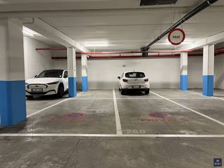 DUBBELE AUTOSTAANPLAATS - WARANDE IN BEVEREN Op zoek naar extra parkeerruimte in het centrum van Beveren?In De Warande bieden wij een ondergrondse...