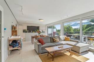 <p><span>HEVERLEE : Appartement moderne et chaleureux de 3 chambres à Heverlee. </span></p><p><span>Situé dans un emplacement très stratégique, à proximité immédiate de nombreuses commodités, cet appartement offre une surface habitable totale de 113 mètres carrés et comprend trois chambres spacieuses, ainsi qu'une grande terrasse donnant sur le parc privatif. La résidence, baptisée « “Parkoase» (” ), bénéficie, comme son nom l’indique, d’un parc privé doté de son propre court de tennis. </span></p><p><span>On accède à cet appartement par un vaste hall d’entrée avec des toilettes pour invités, qui donne sur un salon ouvert et lumineux, attenant à une cuisine bien équipée et à une grande terrasse orientée au sud. Les trois chambres sont également suffisamment spacieuses et offrent de nombreuses possibilités d’aménagement ; la salle de bains est quant à elle bien équipée, avec à la fois une baignoire et une douche, ainsi qu’un WC séparé. Pour compléter l'appartement, deux grands garages sont prévus et sont également inclus dans le prix de vente. </span></p><p><span>Vous recherchez un appartement contemporain, spacieux et moderne à la périphérie de Louvain, offrant une vue magnifique sur un espace vert ? Ne cherchez plus et prenez rendez-vous dès aujourd’hui ! </span></p><p><span> </span></p>