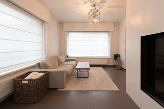 Cette maison est située dans le quartier résidentiel calme d'Azalealaan à Ostende, à deux pas de nombreuses commodités. Grâce à son emplacement favorable, vous pourrez profiter d'une vie lumineuse dans cette maison avec une connexion facile au centre et le confort d'un jardin, d'un garage privé et d'une allée spacieuse.Disposition :Rez-de-chaussée :*hall d'entrée lumineux avec toilettes séparées*salon spacieux avec poêle et vue directe sur le jardin*cuisine équipée des appareils nécessaires*sous-sol avec chauffage central avec chaudière à condensation1er étage :* chambre 1 (18m2)* chambre 2 (10m2)*chambre 3 (12m2)*salle de bain avec douche, toilettes séparées et lavabo2e étage :*quatrième chambre spacieuse sous le toit (20m2)*espace de rangementDe plus, cette maison à vendre comprend un garage privé et une allée profonde pouvant accueillir plusieurs véhicules.Avantages :*emplacement résidentiel*quatre chambres complètes*brillant*terrasse pavée et jardin*options de stationnement pratiquesVous recherchez une maison à vendre à Ostende ? N'hésitez pas et planifiez votre visite pour découvrir par vous-même les possibilités de ce bâtiment mitoyen.