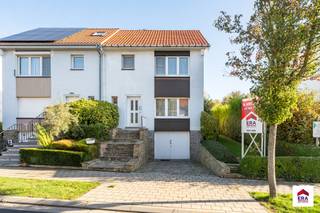 Te koop: halfopen woning in Wemmel, op een centrale locatie nabij winkels, scholen en openbaar vervoer.Deze woning uit 1959 biedt een solide basis en...