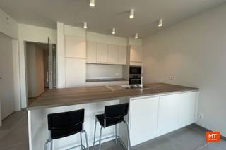 In het centrum van Langemark, vlakbij de prachtige vijver, vind je dit nieuwbouwappartement te huur. <br />Het appartement beschikt over een ruime woonkamer met open keuken, terras, badkamer met bad en douche, 2 slaapkamers, gastentoilet en een berging. Tevens is er een standplaats beschikbaar achteraan het gebouw. <br /><br /><strong>Huurprijs: € 825 + € 75 syndickosten per maand<br />Beschikbaarheid: overeen te komen</strong><br /><br />Interesse om dit appartement een bezoekje te brengen? Vul dan onderstaande <b> inlichtingenfiche </b> in en we nemen zo spoedig mogelijk contact met je op!