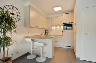 Bienvenue dans la Emiel Van Hammestraat, où nous sommes très heureux de vous présenter ce magnifique appartement en duplex prêt à emménager. <br /><br />Ceux qui recherchent un bien immobilier de qualité à acheter à Duffel trouveront certainement l'endroit de leurs rêves ici. <br />Ce bâtiment attrayant, construit en 2011, est situé au calme aux deuxième et troisième étages d'un immeuble bien entretenu au cœur de la municipalité.<br /><br />Cet appartement est à vendre et se distingue par sa grande quantité de lumière naturelle et son design spatial intelligent. C'est une opportunité unique pour ceux qui souhaitent acheter un appartement avec une excellente accessibilité. <br />Le centre de Duffel, la gare et les principales routes de liaison se trouvent à deux pas, ce qui facilite vos déplacements quotidiens. <br />De plus, vous pouvez facilement vous garer dans la rue, ce qui constitue un avantage considérable à cet emplacement central.<br /><br />L'aménagement de l'appartement que nous vous proposons à la vente ici est le suivant :<br /><br />Deuxième étage :<br /><br />- Hall d'entrée accueillant<br />- Toilettes séparées<br />- Cuisine ouverte<br />- Espace de vie lumineux <br /><br />Troisième étage :<br /><br />- Chambre spacieuse avec beaucoup de lumière naturelle<br />- Salle de bain bien équipée<br />- Rangement pratique<br />- Accès à une terrasse ensoleillée de 7,2 m²<br /><br />Outre ces espaces de vie agréables, ce bâtiment dispose également d'un sous-sol privé pour des espaces de rangement supplémentaires. <br />L'installation électrique, bien que non conforme actuellement, est toujours en cours de restauration complète par le propriétaire actuel. <br /><br />Vous souhaitez venir voir cet appartement duplex unique à Duffel ? N'hésitez pas et contactez Dewaele Mechelen dès aujourd'hui pour planifier votre visite. À bientôt !<br /><br />Registre des mesures: non