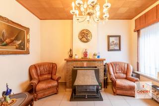 In het hart van de Muide vind je deze gesloten bebouwing die volledig gerenoveerd moet worden. Met een EPC-score F geldt de <strong>renovatieverplichting</strong>. Dit is de ideale kans voor wie graag een woning compleet naar eigen smaak wil renoveren.<br /><br />Je komt binnen in de woning en bereikt eerst de <strong>woonkamer</strong>, via een doorgang ga je verder naar de <strong>eetkamer</strong> en aansluitend vind je de <strong>keuken</strong>. Achter de keuken bevindt zich de <strong>badkamer</strong>. Vanuit de keuken heb je toegang tot het <strong>koertje</strong>, vanwaar je ook de <strong>ruime berging</strong> kan betreden. Onder de trap is er <strong>bijkomende bergruimte</strong>. <br /><br />Op de eerste verdieping ligt de <strong>eerste slaapkamer</strong>. Van daaruit kom je verder omhoog naar de <strong>tweede slaapkamer onder het dak</strong>. <br /><br />Wenst u een afspraak, neem dan contact op met Theo voor uw bezoek ter plaatse: theo@convas.be