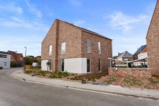 Ontdek deze stijlvolle en energiezuinige woningen die modern comfort combineren met een topligging. Op slechts enkele minuten van station Mechelen en de E19 geniet je van een vlotte verbinding naar Antwerpen en Brussel. Scholen, het Vrijbroekpark, openbaar vervoer en tal van ontspanningsmogelijkheden liggen bovendien vlakbij.
Binnenin wacht je een slimme indeling die functionaliteit koppelt aan elegantie. De inkomhal met gastentoilet en berging leidt je naar een hoogwaardige keuken, strak afgewerkt en voorzien van alle moderne toestellen. De gezellige woonruimte met grote raampartijen brengt veel licht en een prachtig zicht op de tuin.
Op de eerste verdieping bevinden zich drie volwaardige slaapkamers en een centrale badkamer met zowel bad als douche, ideaal voor het hele gezin. De dakverdieping verrast met een polyvalente ruimte, extra toilet en een charmante vierde slaapkamer die perfect kan dienen als master bedroom, bureau of hobbyruimte.
Ook aan comfort en duurzaamheid is gedacht: een private parkeerplaats met laadpaal, overdekte fietsenstalling, zonnepanelen, warmtepomp en vloerverwarming maken deze woningen helemaal klaar voor de toekomst.
Deze woningen zijn tot in de puntjes afgewerkt en beantwoorden volledig aan de hedendaagse woonwensen. Ben jij klaar om er jouw thuis van te maken? Contacteer ons snel voor een afspraak ter plaatse! (Verkoop onder btw-tarief).