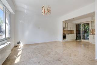 Op zoek naar een instapklaar gelijkvloers appartement met tuin op een rustige ligging? Dit verzorgd appartement in een klein gebouw zonder...
