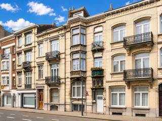 Bezoeken + Info: 0493/209756<br />Een uitstekend gelegen woning van 375m².<br /> <br />GEBOUW:<br />-1 (60m²): 2 slaapkamers, nachthal, badkamer, living, keuken;<br />Gelijkvloers: inkomhal;<br />Eerste verdieping (105m²): 2 slaapkamers, nachthal, badkamer, living, keuken, terras en tuin + 1 slaapkamer, badkamer, keuken;<br />Tweede verdieping (85m²): 1 slaapkamer, badkamer, living, keuken + 1 slaapkamer, badkamer, keuken;<br />Derde verdieping (55m²): 1 slaapkamer, badkamer, living, keuken;<br />Vierde verdieping (60m²): 1 slaapkamer, badkamer, living, keuken + 2 slaapkamers, badkamer, keuken.<br /><br />Buitenschrijnwerk PVC dubbel glas - Verwarming met gaskachels<br />8 individuele tellers water, elektriciteit, gas<br />Perceeloppervlakte: 1a 95ca - K.I.: 1.789 EUR<br />Huurinkomsten: 5100€/maand<br /><br />Stedenbouwkundige inlichtingen en dossier beschikbaar op aanvraag.