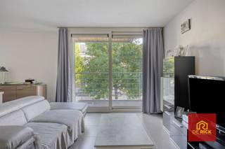 <p><span><span>Dit centraal gelegen appartement bevindt zich op wandelafstand van het centrum van Aalst, winkels, scholen en openbaar vervoer, en biedt een vlotte verbinding naar de E40. </span></span><br /><span><span>Het appartement is gelegen op de eerste verdieping en omvat een inkomhal, een lichtrijke woonkamer met eetruimte en een volledig uitgeruste open keuken, aangevuld met een praktische berging. </span></span><br /><span><span>Verder beschikt het over twee slaapkamers, een badkamer en een afzonderlijk toilet met lavabo. </span></span><br /><span><span>Aan de straatzijde bevindt zich een gezellig terras.</span></span></p><p><span><span>Het gebouw is uitgerust met een lift. </span></span><br /><span><span>Zeer gunstig EPC-label: A en elektriciteit conform.</span></span></p><p><span><span>Het appartement is momenteel verhuurd aan een aantrekkelijke huurprijs, waardoor het een uitstekende investeringseigendom vormt met een onmiddellijk huurrendement.</span></span></p><br />