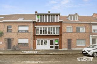 Deze woning is gelegen in een rustige en aangename buurt, net buiten het Brugse ‘ei’. Winkels, voorzieningen en openbaar vervoer bevinden zich in de nabije omgeving. De Markt van Brugge bereikt u in ongeveer zeven minuten met de fiets en ook het winkelcentrum ligt op korte afstand. Bovendien is de autosnelweg vlot bereikbaar. Een ideale ligging voor wie de rust van een woonomgeving wil combineren met de nabijheid van het stadscentrum.<br /><br />Via de ruime inkomhal betreedt u de woning. Op het gelijkvloers bevindt zich een polyvalente ruimte met grote raampartijen en een rechtstreekse toegang tot de tuin. Deze ruimte biedt tal van mogelijkheden en kan bijvoorbeeld dienstdoen als hobbyruimte, bureau of extra leefruimte. Verder beschikt het gelijkvloers over een praktische berging en een garage.<br /><br />De eerste verdieping omvat een ruime woonkamer met grote raampartijen en een aansluitende keuken. Vanuit de leefruimte heeft u rechtstreeks toegang tot het terras en de verzorgde tuin, waar ook een tuinhuis aanwezig is. Een aangename buitenruimte die extra mogelijkheden biedt om volop van de woning te genieten.<br /><br />Momenteel beschikt de woning over twee slaapkamers en één badkamer. Dankzij de ruime bewoonbare oppervlakte en de praktische indeling zijn er bovendien verschillende mogelijkheden om de woning verder aan te passen en in te richten volgens uw eigen wensen en behoeften.<br /><br />Een woning met ruimte, mogelijkheden en een uitstekende ligging nabij het centrum van Brugge. De woning beschikt over een EPC-label D, waardoor er bij aankoop geen energetische renovatieverplichting geldt.<br /><br />Interesse? Contacteer Giovanni via 0468 43 21 35 of giovanni@immofrancois.be en plan uw bezoek.<br /><br />