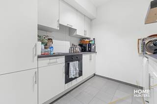Bent u op zoek naar een aangenaam appartement op een toplocatie in Sint-Lambrechts-Woluwe? Ontdek dan dit prachtige 2-slaapkamerappartement, gelegen op de tweede verdieping van de geliefde Residentie Calabria. Dit appartement combineert comfort, rust en een uitstekende bereikbaarheid — ideaal voor wie wil wonen in een aangename en groene omgeving, vlak bij Brussel.<br /><br />Bij het binnenkomen wordt u verwelkomd in een ruime inkomhal die uitgeeft op de gezellige leefruimte. Dankzij de grote ramen geniet de woonkamer van overvloedig natuurlijk licht en heeft u directe toegang tot het zonnige terras, waar u heerlijk kunt ontspannen.<br /><br />De keuken is functioneel en praktisch ingericht, ideaal voor wie graag kookt. Het appartement beschikt verder over twee volwaardige slaapkamers, een badkamer met bad/douche en lavabo, en een apart toilet voor extra comfort.<br /><br />Daarnaast beschikt het appartement over een privatieve kelderberging, wat zorgt voor extra opslagruimte.<br /><br />Extra troef: Er is een mogelijkheid tot aankoop van een garage (€ 35.000,00) in de residentie – ideaal voor wie comfortabel wil parkeren in de stad.