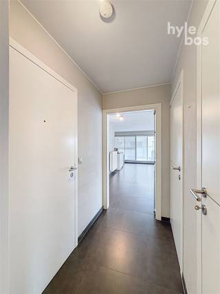 Instapklaar en lichtrijk appartement in recent gebouw (2011), gelegen in een halfopen bebouwing met centrale ligging. Het appartement geniet van...