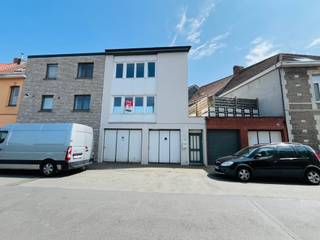 Deze instapklare woning ligt op een toplocatie in het centrum van Menen, op wandelafstand van winkels en het station.Indeling:Gelijkvloers: inkomhal...