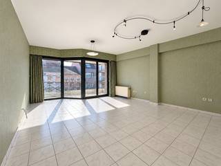 Comfortabel wonen in het centrum, met alles binnen handbereik.
Op zoek naar een verzorgd appartement waar je meteen je intrek kunt nemen? Dit lichtrijke appartement, gelegen op de tweede verdieping van een aangenaam gebouw, combineert een centrale ligging met comfortabel en praktisch wonen. De Markt ligt op wandelafstand, terwijl je thuis geniet van een rustige, gemoedelijke sfeer.
Het gebouw dateert van 1995, beschikt over een lift en is bijzonder goed onderhouden. Ook het appartement zelf verkeert in uitstekende staat en is volledig instapklaar.
De leefruimte valt meteen op door de mooie lichtinval en sluit aan op de open keuken. Met twee slaapkamers biedt het appartement voldoende ruimte voor zowel eigen bewoning als verhuur. Verder zijn er een badkamer met ligbad, een apart toilet aan de inkom.
Een extra troef zijn de twee terrassen, samen goed voor circa 10 m² buitenruimte. Het terras aan de voorzijde is bovendien overdekt, waardoor je er ook bij minder zomers weer aangenaam kunt zitten.
Bewoners kunnen gebruikmaken van een gemeenschappelijke, overdekte fietsenberging. Wie extra comfort wenst, heeft bovendien de mogelijkheid om een garage* achter het gebouw aan te kopen. Prijs info op kantoor.
Met zijn EPC-label B, centrale ligging, twee slaapkamers, lift en twee terrassen is dit een appartement dat op heel wat vlakken weet te overtuigen. Een interessante keuze als betaalbaar centrumappartement, maar evengoed als vastgoedbelegging met aantrekkelijke verhuurmogelijkheden.
Wens je een bezoek? Neem contact met Vastgoed Unicum op 093361615 of mail naar info@vastgoedunicum.be