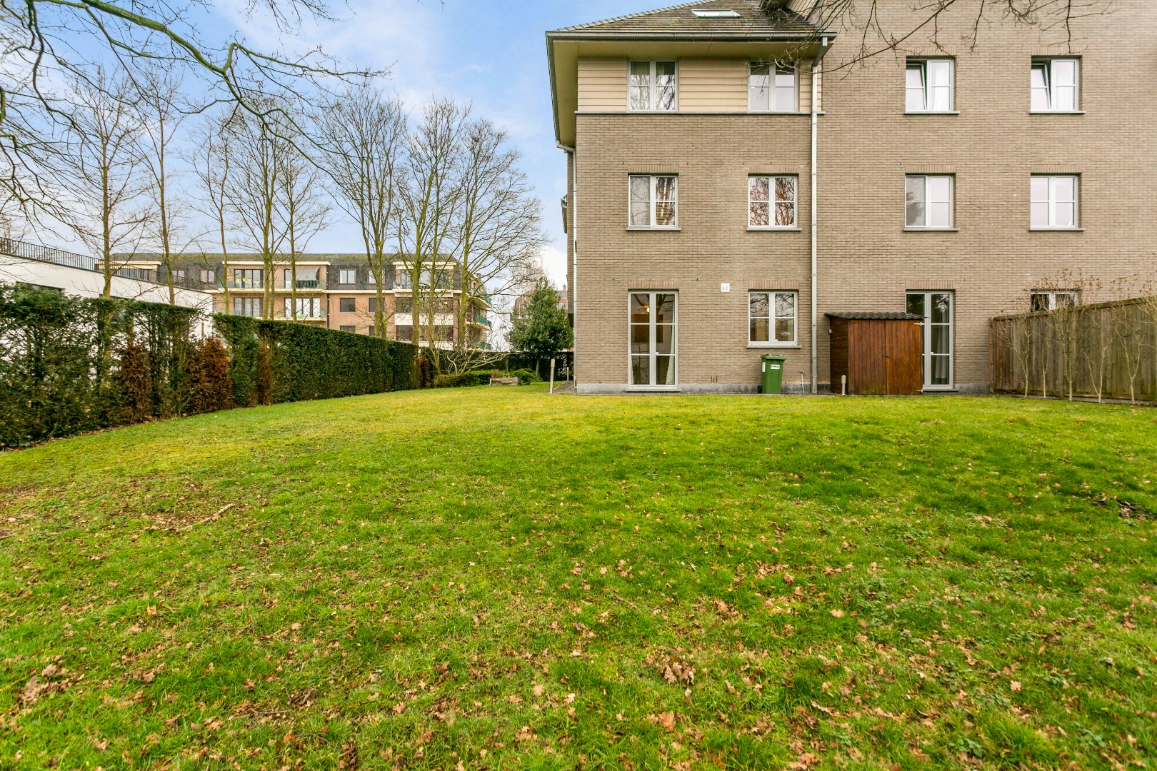 Prachtig gelijkvloers 3 slaapkamer appartement met tuin van 389m2 - foto 2