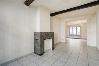 This charming house to renovate with 2 bedrooms and the possibility to create a 3rd room in the attic is located along the Zwarteleertouwersstraat in the center of Bruges. The house is quietly located near the Queen Astrid Park and is a short distance from the historic center, where you can enjoy shops, restaurants and culture. Layout: - Entrance hall- Bright living space - Kitchen - Guest toilet1st floor- Bedroom 1 (12 m²) - Bedroom 2 (15 m²) - Bathroom2nd floor- Attic (possibility of extra room)