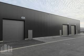 <strong>Nieuwbouw KMO-unit met een oppervlakte van +/- 231 m² INCLUSIEF privatieve parkeerplaats. </strong><br /><br />De casco magazijnruimtes bestaande uit staalconstructie in combinatie met een betonplint en geïsoleerde sandwichpanelen.<br />Vrije hoogte van +/- 6m en toegankelijk via automatische sectionale poort (4 m B x 4,2 m H) met afzonderlijke toegangsdeur. Verder zijn de geïsoleerde loodsen voorzien van een lichtstraat. De dakstructuur laat het toe zonnepanelen te plaatsen (15 KG/m²).<br /><br />Per magazijn is er minstens één privatieve parkeerplaats voorzien. Vlot bereikbaar dankzij de ligging op amper +/- 7 min. van de bedrijvige Oostendsebaan (N33) met onmiddellijke verbinding naar de E40/A11.<br /><br /><strong>Prijzen excl. BTW (21%) - INTEGRAAL te recupereren als zelfstandige!</strong><br /><br />Contacteer <strong>PANORAMA B2B</strong> voor bijkomende (technische) inlichtingen, plannen of een vrijblijvend plaatsbezoek <strong>0479 70 70 73</strong>.