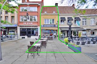 UITSTEKEND GELEGEN HANDELSPAND MET WOONST OP DE GROTE MARKT TE RONSE! Deze horecazaak geniet van een centrale ligging met heel wat passage en tal van parkeermogelijkheden in de nabijheid. Op de gelijkvloerse verdieping is er plaats voor circa 20 personen. Op de eerste verdieping bevindt zich een keuken en een ruime kamer. Via een vaste trap kan u naar de zolderverdieping waar er een badkamer is en nog een ruime kamer. Extra troef is het prachtige zonnige terras die heel wat plaats biedt.<br />Interesse? Contacteer Matthias Roman: 0485 53 17 16