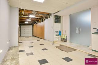 Groot magazijn/ handelsruimte van +/- 300 m² met luxueuze woning. Indeling gelijkvloers: inkomhal, woonkamer met open uitgeruste keuken, badkamer met inloopdouche en badkamermeubel met 1 lavabo en wc. Kelder en gezellige tuin aanwezig. Op de 1ste verdieping: nachthal, 2 slaapkamers, badkamer met jacuzzi, sauna, grote inloopdouche, design lavabo en aparte wc. Zolderverdieping: afgewerkte polyvalente ruimte met ingebouwde kasten. Groot magazijn aanwezig met aparte bureau en ingebouwde kasten, ideaal voor een zelfstandige die veel stockageruimte nodig heeft. EXTRA'S: zonnepanelen, alarm en domotica. Zeer goed gelegen: op 1km van de oprit van de E19/ ring Brussel, toch op wandelafstand van centrum Machelen, scholen en openbaar vervoer.
