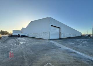 Riant bedrijfsgebouw van<strong> +-10.000 m² </strong>met magazijnruimte en kantoren te huur op uitstekende locatie op amper 800m van de Steenweg Deinze (N35). Momenteel ondergaat het gebouw een grondige renovatie. <br /><br />Het magazijn zal beschikken over een staalconstructie, geïsoleerde daken, vloeren met hoge draaglast, <strong>9,5m vrije hoogte</strong>, rolbruggen,<strong> 8 sectionale poorten en 3 laad- en loskades</strong>. Een afgesloten buitenruimte. De kantoren worden uitgerust met verlaagde plafonds, een efficiënt ventilatiesysteem en LED-verlichting. Verder is er op het verharde terrein ruime parkeer- en manoeuvreerruimte.<br /><br />Contacteer <strong>PANORAMA B2B</strong> voor bijkomende inlichtingen, plannen of een vrijblijvend plaatsbezoek <strong>09 219 90 20</strong>.