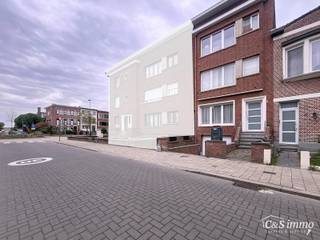 Goed onderhouden gebouw bestaande uit drie afzonderlijke appartementen, elk met één slaapkamer op wandelafstand van het Rivierenhof.Gelijkvloers...