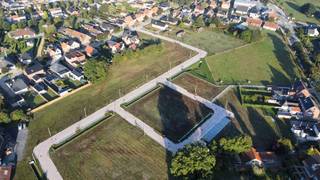 Ontdek deze strak ontworpen woning van Huysman Bouw, gelegen in een rustige, nieuwe verkaveling tussen de Eeklostraat en Benninckstraat. De bouwwerken zijn gestart en u koopt aan vaste prijs. Geniet van een energiezuinige woning met warmtepomp, vloerverwarming, zonnepanelen en ventilatie met warmterecuperatie. De woning biedt een optimale indeling met 3 slaapkamers, 2 bergingen, grote raampartijen en een carport op een zuidgericht perceel van 256m². Kies uw interieur volledig op maat met begeleiding van onze interieurarchitect. Ruime budgetten voor keuken, vloeren en deuren zijn voorzien. Ontworpen door CAS architecten, met hoogwaardige gevelmaterialen en strakke lijnen. Interesse? Contacteer Ewout Vanden Bussche via 0497 588 888 of contact@huysmanbouw.be.