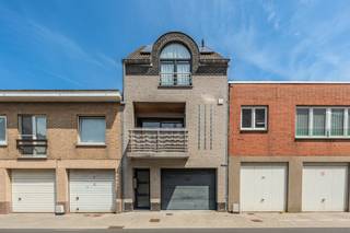 De instapklare woning heeft 4 slaapkamers en is gelegen op een toplocatie in centrum Middelkerke. Er is een ruime inpandige garagebox en aangename tuin. De woning is zeer lichtrijk en heeft verschillende terrassen en een tuin waarop u volop kan genieten van de zon! Naast de inpandige garagebox is er ook de mogelijkheid om een staanplaats aan te kopen vlak aan de woning!<br /><br />Indeling: <br />*Gelijkvloers<br />- Inkomhall<br />- Inpandige garagebox <br />- Gastentoilet<br />- Slaapkamer 1 (18m²), tevens ideaal als bureau of extra ruimte<br />- Leuke tuin met ochtend- en middagzon<br /><br />*Eerste verdieping<br />- Woonkamer met terras met toegang (trap) tot tuin<br />- Mooi uitgeruste keuken met toestellen van o.a AEG en Miele<br />- Zongericht terras (zuid-west) met extra berging <br /><br />*Tweede verdieping<br />- Slaapkamer 2 (18 m²)<br />- Slaapkamer 3 (8 m²)<br />- Slaapkamer 4 (10 m²)<br />- Badkamer voorzien van bad, lavabo en toilet<br />- Berging met aansluiting wasmachine<br /><br />*Zolderruimte<br /><br />Troeven:<br />- Instapklare woning<br />- Ruime slaapkamers<br />- Lichtrijke woning<br />- Aangename terrassen en tuin<br />- Voorzien van airco<br />- Voorzien van 11 zonnepanelen <br />- Voorzien van ventilatie (type C)<br />- Topligging in centrum Middelkerke<br />- Ruime inpandige garagebox<br />- Mogelijkheid tot aankoop van extra staanplaats<br /><br />Interesse in deze ruime bel-étage woning in centrum Middelkerke met tuin? Contacteer ons kantoor vandaag nog voor een plaatsbezoek!<br /><br /><br />Bestuursmaatregelen in het maatregelenregister: nee