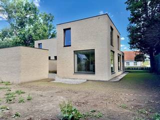 Aan de groene rand van Houthulst, op een uitzonderlijke locatie vlak bij het bos, vind je deze laatste luxueuze nieuwbouwvilla – een zeldzame...