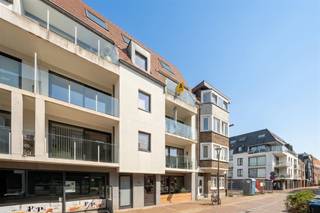 <h3><span>Topper in Bredene! Ruim duplexappartement met 3 slaapkamers en zonnige terrassen</span></h3><p><span>Op een uitstekende ligging in de </span><span>Duinenstraat 314 te Bredene</span><span>, op wandelafstand van het strand, winkels en tramhalte, bevindt zich dit ruim en instapklaar duplexappartement van maar liefst </span><span>121 m²</span><span>.</span></p><p><span>Gelegen in een recent gebouw met </span><span>gunstige EPC-score</span><span> en </span><span>conforme elektrische installatie</span><span>, biedt deze woning alle comfort voor wie op zoek is naar ruimte, licht en een toplocatie aan zee.</span></p><p><span>Mogelijkheid tot aankoop van een ruime gelijkvloerse garagebox achteraan de residentie!</span></p><p><span>Indeling:</span></p><p><span>3de verdieping</span></p><ul><li><span>Ruime inkomhal </span></li><li><span>Lichtrijke woonruimte met doorzonkarakter </span></li><li><span>Grote, volledig ingerichte leefkeuken </span></li><li><span>Apart gastentoilet </span></li><li><span>Praktische berging </span></li><li><span>Twee ruime terrassen met oost- en westoriëntatie, waardoor u de hele dag van de zon geniet </span></li></ul><p><span>4de verdieping</span></p><ul><li><span>3 volwaardige slaapkamers </span></li><li><span>Badkamer met ligbad en dubbele lavabo </span></li><li><span>Tweede badkamer met douche en lavabo </span></li><li><span>Apart toilet </span></li><li><span>Grote berging </span></li></ul><p><span>Troeven:</span><span><br />121 m² bewoonbare oppervlakte<br />3 ruime slaapkamers<br />2 badkamers<br />2 zonnige terrassen (oost-west)<br />Doorzonappartement met veel natuurlijk licht<br />Recent gebouw<br />Goede EPC-score<br />Elektriciteit conform<br />Mogelijkheid tot aankoop van een ruime gelijkvloerse garagebox achteraan de residentie <br />Vlak bij strand, winkels en openbaar vervoer</span></p><p><span>Een uitzonderlijk ruim en verzorgd appartement op een gegeerde locatie aan de Belgische kust. Ideaal als vaste woonst, tweede verblijf of investering.</span></p><p><span>Een echte topper die u gezien moet hebben!</span><span> </span></p>