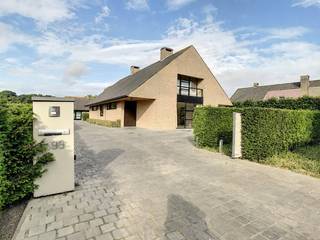 Deze villa, gelegen op een perceel van ca. 2.000 m² in het rustige Boezinge, werd afgewerkt met kwalitatieve materialen en biedt een...