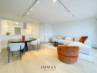 Ontdek dit breed en aangenaam appartement met twee volwaardige slaapkamers, ideaal gelegen op de Lippenslaan, het kloppende hart van...