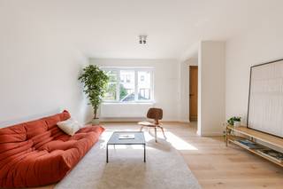 Deze net gerenoveerde woning is gelegen in een rustige en residentiële buurt in Merelbeke Flora. Dankzij de nabijheid van de R4, E40 en E17 geniet u bovendien van een vlotte bereikbaarheid.<br /><br />De woning werd recent gestript en grondig gerenoveerd, waarbij onder andere de isolatie, technieken, vloeren, leidingen, ramen en het dak werden aangepakt. Hierdoor verkeert de woning vandaag in een uitstekende en instapklare staat. Bovendien beschikt de woning over zonnepanelen en een EPC-label A.<br /><br />Via de inkomhal komt u in de ruime en lichtrijke leefruimte. Vooraan bevindt zich de zithoek, terwijl achteraan plaats is voor een gezellige eetruimte met aansluitend de open keuken. De keuken is volledig uitgerust met de nodige toestellen. Via het dubbele schuifraam heeft u rechtstreeks toegang tot de afgesloten buitenruimte achteraan, waar u beschikt over een terras, gras, extra bergruimte én uitgang achteraal (ideaal voor fietsen!). Daarnaast heeft de woning een voortuin.<br /><br />Op de eerste verdieping bevinden zich twee ruime slaapkamers, een badkamer en een apart toilet. De badkamer wordt voorzien van een ruimte douche en een dubbel wastafelmeubel. Op de tweede verdieping bevindt zich nog een zeer ruime derde slaapkamer, waarbij de originele houten dakbalken mooi behouden zijn. Dankzij de ruime indeling is deze woning ideaal voor jonge gezinnen, gezinnen met kinderen of koppels die graag over een extra kamer beschikken als bureau, hobbyruimte of logeerkamer.<br /><br />Verder beschikt de woning over een kelder en een volledig afgesloten buitenruimte, ideaal om in alle rust te genieten van de buitenlucht.<br /><br />Een instapklare woning met veel ruimte en hedendaags wooncomfort, gelegen op een vlot bereikbare locatie in Merelbeke Flora.<br /><br />Troeven:<br /><br />- Volledig gerenoveerd<br />- Instapklaar en in uitstekende staat<br />- EPC-label A<br />- Zonnepanelen<br />- 3 slaapkamers<br />- Ruime en lichtrijke leefruimte<br />- Open, volledig uitgeruste keuken<br />- Badkamer met ligbad, douche en dubbel wastafelmeubel<br />- Volledig afgesloten buitenruimte met terras en gras én uitgang achteraan<br />- Kelder aanwezig<br />- Rustige, residentiële ligging<br />- Vlotte bereikbaarheid via R4, E40 en E17<br /><br />Voor meer informatie of een bezoek, contacteer Sudenaz via sudenaz@vicusvastgoed.be of op het nummer 0485 77 66 47.