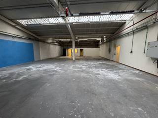 Are you looking for a functional and ready-to-move-in workspace with excellent accessibility? This well-maintained 290m² warehouse offers the...