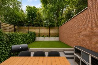 Stijlvolle nieuwbouwwoning met 3 slaapkamers, 2 badkamers en tuin Spiere<br /><br />Op zoek naar een energiezuinige en instapklare woning waar comfort, ruimte en kwaliteit centraal staan? <br />Deze prachtige nieuwbouwwoning in het centrum van Spiere biedt alles wat u nodig heeft, afgewerkt met duurzame en kwalitatieve materialen.<br />Dankzij de centrale ligging woont u op korte afstand van scholen, winkels en openbaar vervoer, terwijl u tegelijk geniet van rust en een aangename woonomgeving.<br /><br />Indeling: inkomhal met gastentoilet. De lichtrijke leefruimte vormt samen met de open keuken het hart van de woning en geeft rechtstreeks uit op de volledig aangelegde, zuidwestgerichte tuin. De maatkeuken met eiland is volledig uitgerust met kwalitatieve SMEG-toestellen. Verder beschikt het gelijkvloers over een praktische berging/wasplaats.<br />Op de eerste verdieping bevinden zich twee ruime slaapkamers, een apart toilet en een badkamer met lavabo en inloopdouche. <br />De volledige tweede verdieping werd ingericht als een masterbedroom met eigen badkamer en dressing.<br />Bovendien is er nog een extra zolderruimte aanwezig.<br /><br />De woning scoort bovendien uitstekend op vlak van energiezuinigheid.<br />Met een energiescore A bent u verzekerd van comfortabel en toekomstgericht wonen.<br /><br />Extra troef: mogelijkheid tot aankoop aan 6% BTW (indien voldaan aan de voorwaarden).<br /><br />Troeven: instapklare nieuwbouwwoning, afwerking met kwalitatieve materialen, energiezuinig (A), 7 zonnepanelen, vloerverwarming op aardgas, dubbele beglazing, conforme elektriciteit, mogelijkheid tot aankoop aan 6% BTW<br /><br />Interesse in deze prachtige woning?<br />Plan vandaag nog uw bezoek via afspraak met Immo Beguin: tessa@immobeguin.be