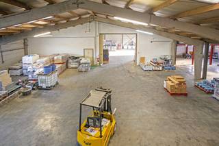 Ce bâtiment commercial est situé dans la rue Remi Claeysstraat à Zedelgem et offre un espace fonctionnel à diverses fins industrielles. Le...