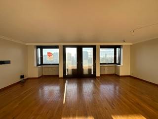 Cet agréable appartement de 2 chambres bénéficie d'un emplacement idéal à Ostende, avec une vue magnifique sur le port de plaisance. Grâce à sa situation centrale, les commerces, les restaurants, les transports en commun et la digue se trouvent à proximité. L'appartement est donc idéal pour ceux qui aiment profiter de l'animation d'Ostende tout en souhaitant vivre au calme avec vue sur l'eau. L'appartement est disponible à partir du 1er octobre 2026. Le loyer mensuel s'élève à 900 €, auxquels s'ajoutent une avance de 60 € pour les charges communes et une avance de 140 € pour le chauffage. Ce bien à louer à Ostende vous intéresse ? Rendez-vous sur le site www.dermul.be, puis cliquez sur le bien que vous souhaitez louer. En cliquant sur le bouton « Je suis intéressé », nous vous demandons de remplir un bref profil. Nous vous contacterons ensuite pour organiser une visite. Aucun rendez-vous ne peut être pris par téléphone.