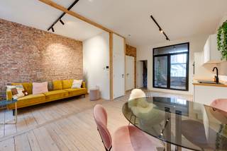 <p>PLAN UW BEZOEK VIA VOLGENDE LINK: https://listed.mijnhuurprofiel.be/whise/7553398<br /><br />Droomt u ervan om te wonen op het meest bruisende stukje van Antwerpen? Dan is dit uw kans.</p>
<p>Welkom in het hart van het Zuid dé hotspot van kunst, cultuur en gastronomie. Op de tweede verdieping wacht deze stijlvolle cityloft op zijn nieuwe eigenaar. Dankzij de grote raampartijen baadt het appartement in natuurlijk licht, wat zorgt voor een warme en uitnodigende sfeer.</p>
<p>De hoge plafonds en de zichtbare bakstenen afwerking zorgen voor karakter en charme.</p>
<p>Wat ongetwijfeld een groot pluspunt is aan dit appartement, is het overdekt terras dat aansluit aan de leefruimte.</p>
<p>De open keuken en moderne badkamer zijn volledig uitgerust en afgewerkt volgens de nieuwste trends, volledig instapklaar.</p>
<p>Het ganse gebouw werd in 2020 volledig gerenoveerd.</p>
<p>Huurprijs: €1250/maand<br />Provisie kosten: €200/maand (gas, water en elektriciteit)<br />Beschikbaarheid: onmiddellijk</p>
<p>Interesse?<br />Contacteer LISTED vandaag nog voor een bezoek: +32 3 283 51 51</p>